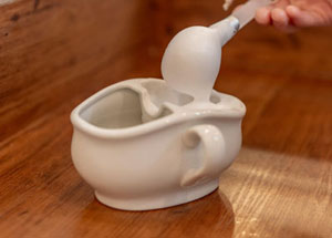 シェービングカップときめ細かなソープの泡の写真